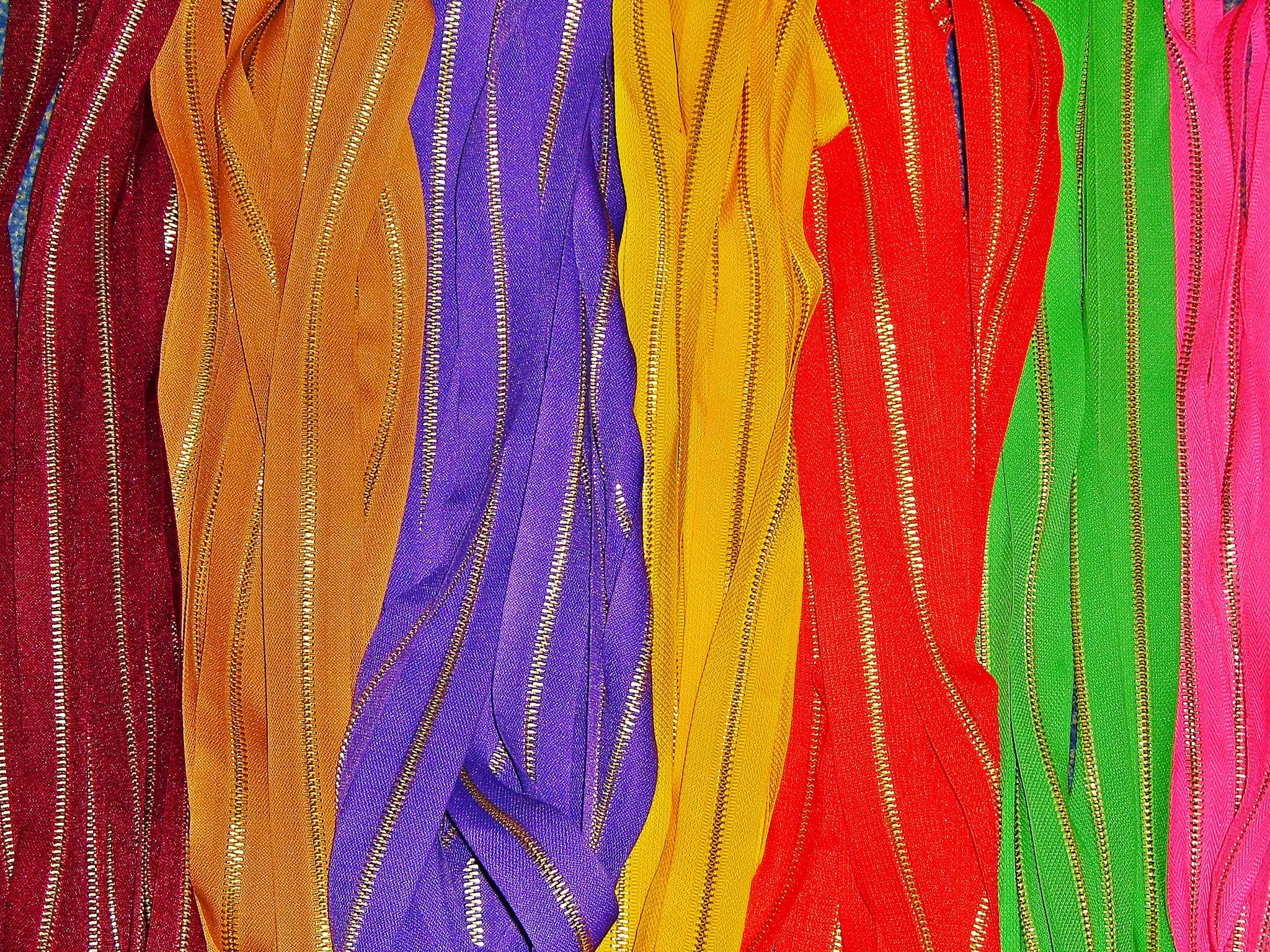 Arco-íris de tecidos. Fotografia de Manuel Tavares da Silva.