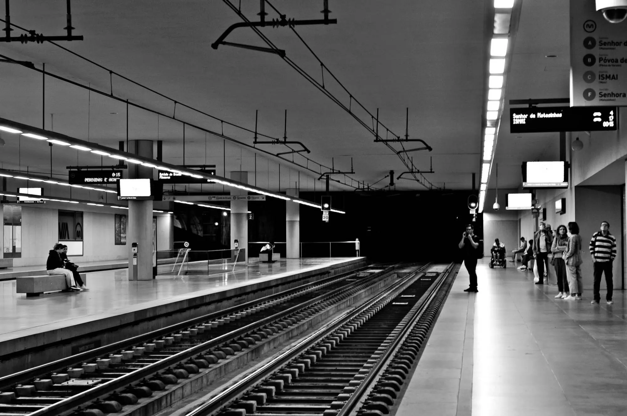 À espera do metro, Metro do Porto. Fotografia de Manuel Tavares da Silva.