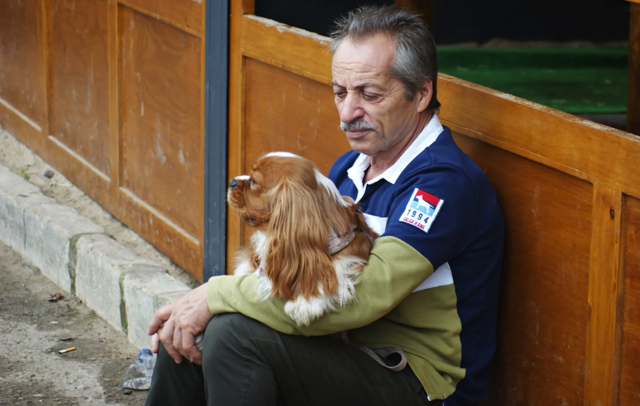 O homem e o cão. Fotografia de Manuel Tavares da Silva.