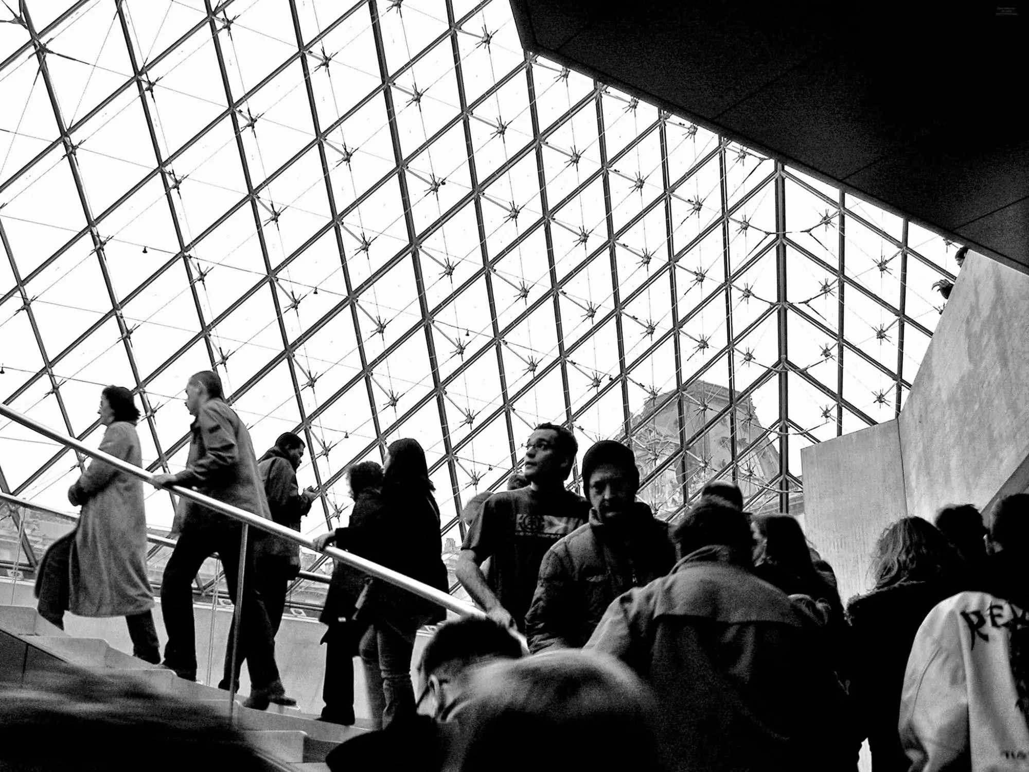 Debaixo da pirâmide, Museu do Louvre, Paris. Fotografia de Manuel Tavares da Silva.