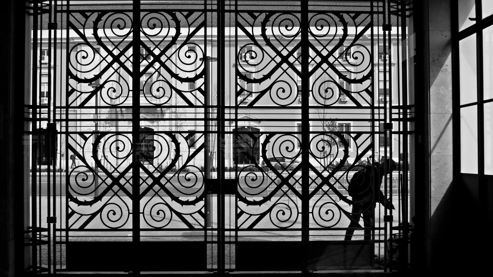 Portão de ferro. Fotografia de Manuel Tavares da Silva.
