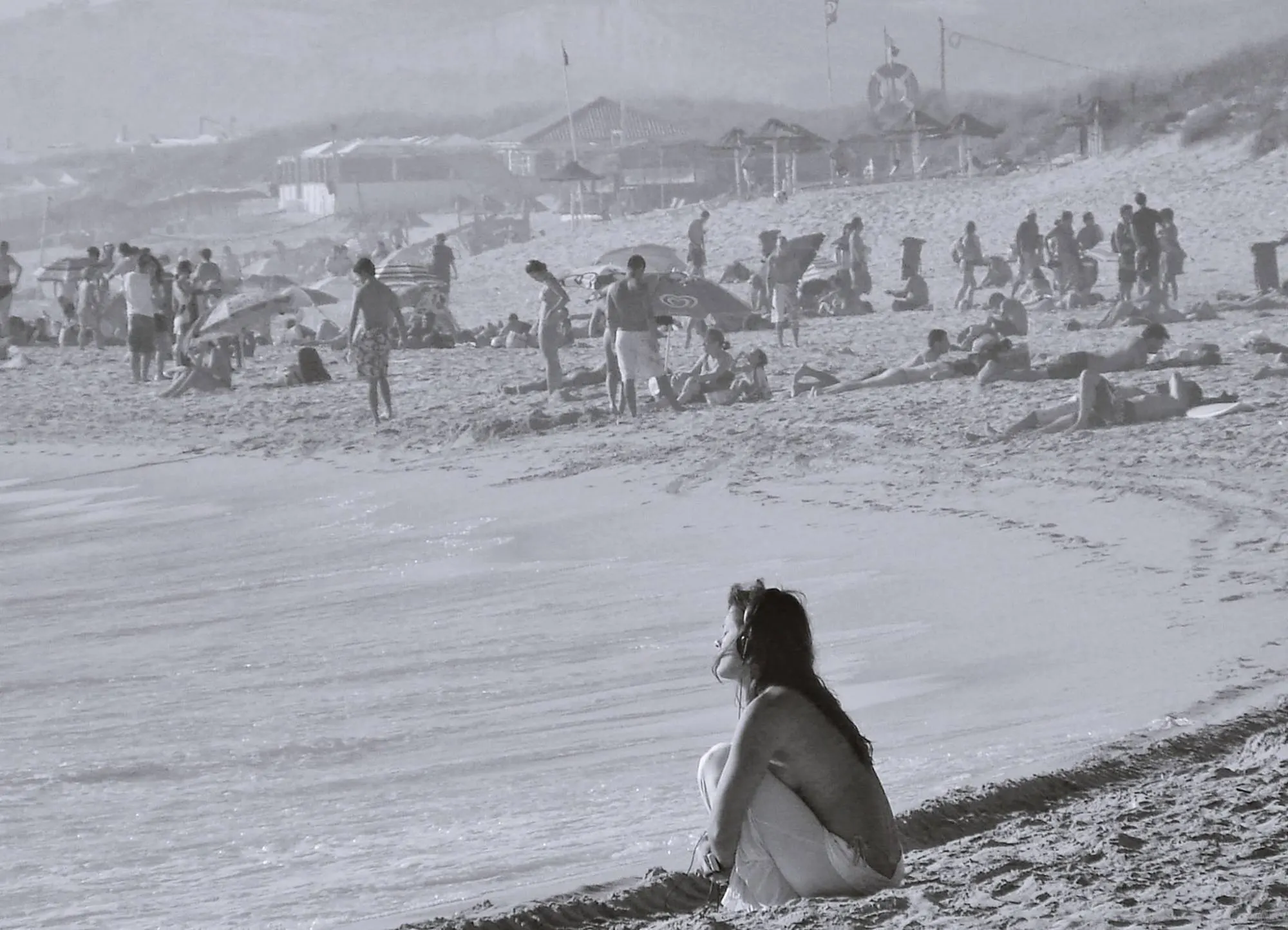 Nevoeiro na praia. Fotografia de Manuel Tavares da Silva.