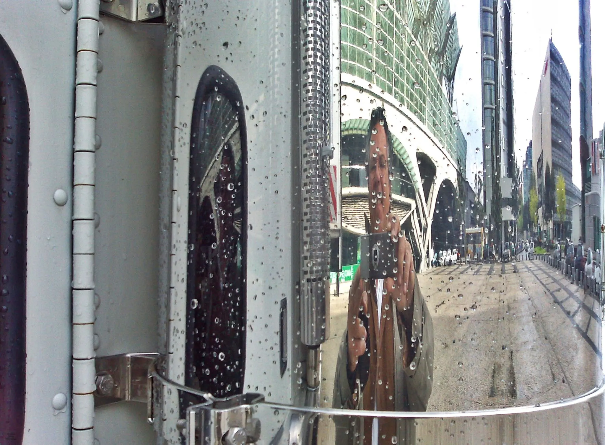 Reflexo à chuva. Fotografia de Manuel Tavares da Silva.