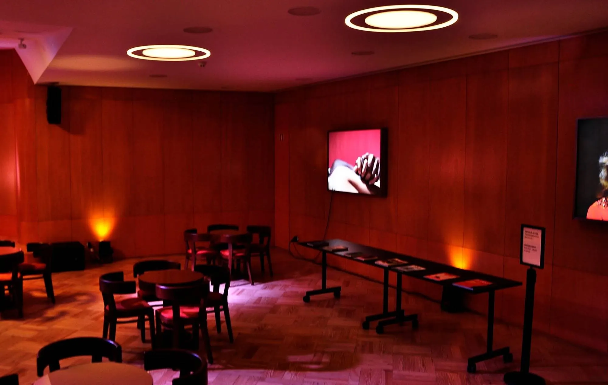 Sala vermelha. Fotografia de Manuel Tavares da Silva.